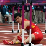 刘翔摔倒单腿跑完全程