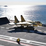 中国航母“辽宁号”歼-15舰载机起降成功