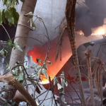 歼-7战斗机坠毁广东汕头居民区致4人伤 飞行员跳伞安全降落