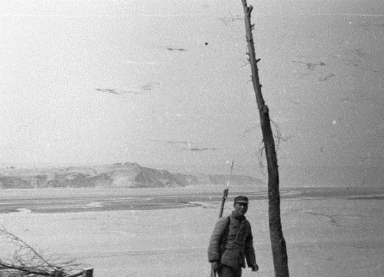 国民革命军士兵站在干河前面