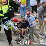 波士顿爆炸案目击者:人腿从我头上飞过