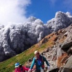 日本中部火山爆发，发现250登山者被困8人受伤