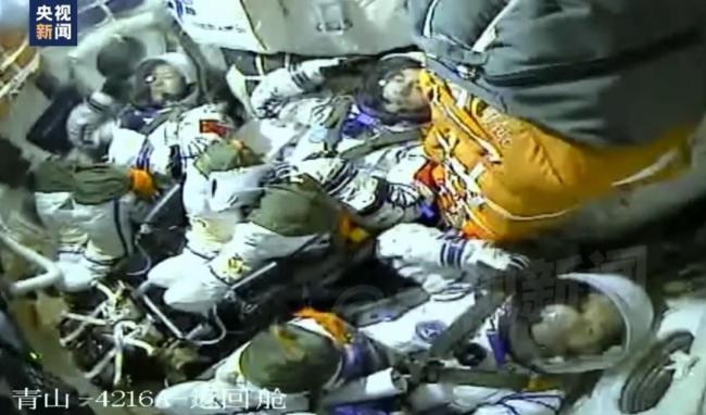 神十八点火瞬间航天员齐刷刷敬礼 致敬中国航天壮举